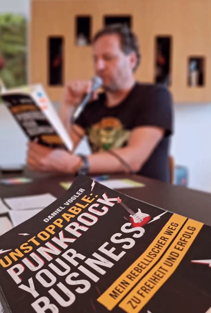 Daniel Vogler stellt sein Buch Unstoppable: Punkrock your Business bei seiner Lesung in Neuwirtshaus vor