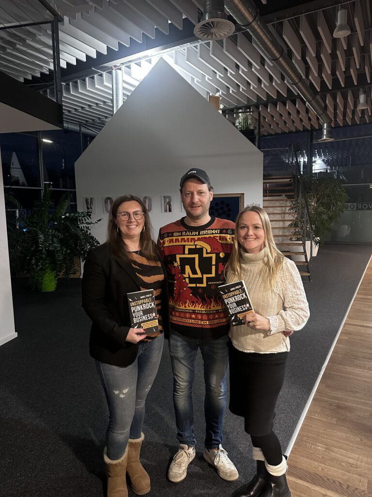 Daniel Vogler mit den Geschäftsführerinnen der Vorort Steuerberatung